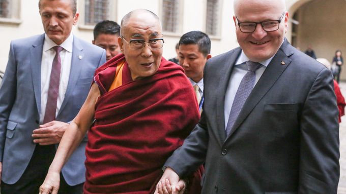 Ministr kultury Daniel Herman se s dalajlámou setkal jako soukromá osoba, nikoli za vládu.