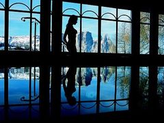 Wellness ve vnitřním bazénu s výhledem na horu Schlern