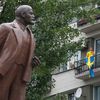 Švédští fanoušci blízko sochy Lenina v Kyjevě při Euru 2012