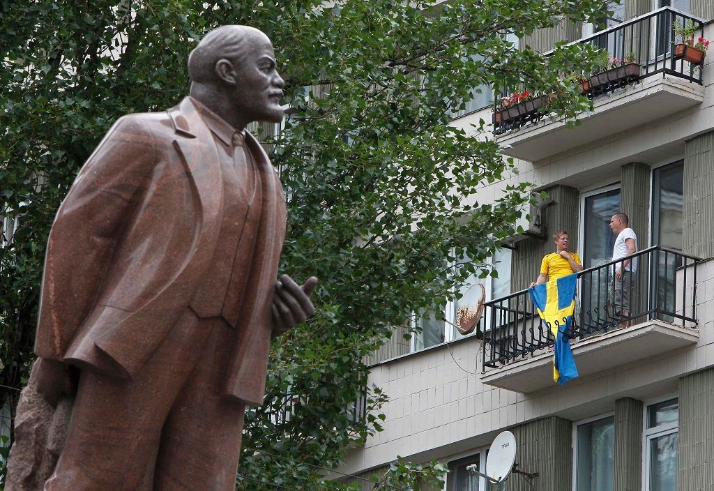 Švédští fanoušci blízko sochy Lenina v Kyjevě při Euru 2012