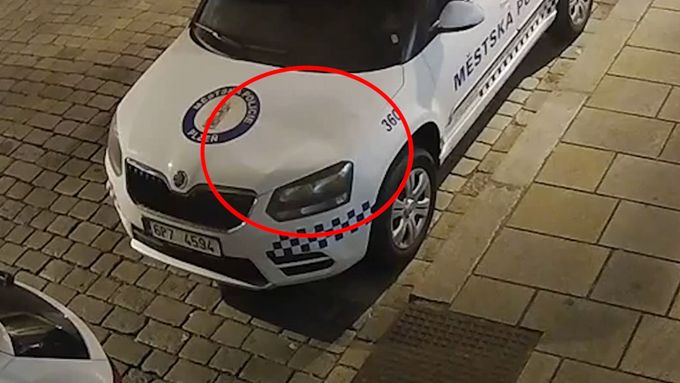 Plzeňský strážník uslyšel ránu. Viníka, který promáčkl kapotu jeho vozu, by nikdo nečekal.