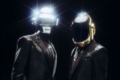 Po explozi ve studiu byli předěláni na roboty. Bez Daft Punk bude pop banální
