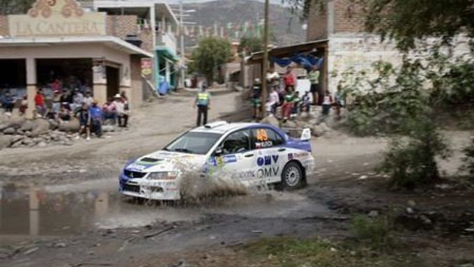 Štěpán Vojtěch se svým Mitsubishi na trati Mexické rallye.