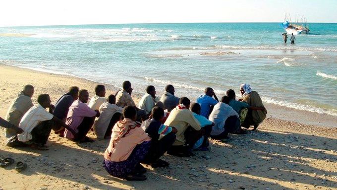 Kdo může, ze Somálska utíká. Cesta přes moře je dlouhá, nelegální, drahá a nebezpečná.