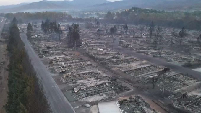 Město vypálené do základů. Oregonské městečko Phoenix totálně zničil požár.