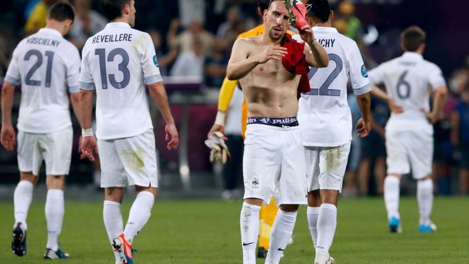 Radost španělských fotbalistů po brance Xabiho Alonsa.