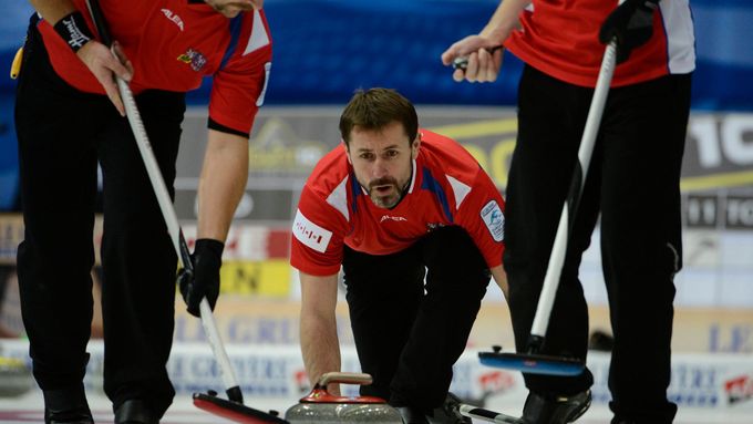 Čeští reprezentanti v curlingu budou v sobotu od 20:00 bojovat proti domácím Němcům o premiérovou účast na olympijských hrách.
