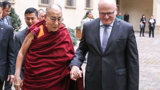 Ministr kultury Daniel Herman při setkání s dalajlámou.