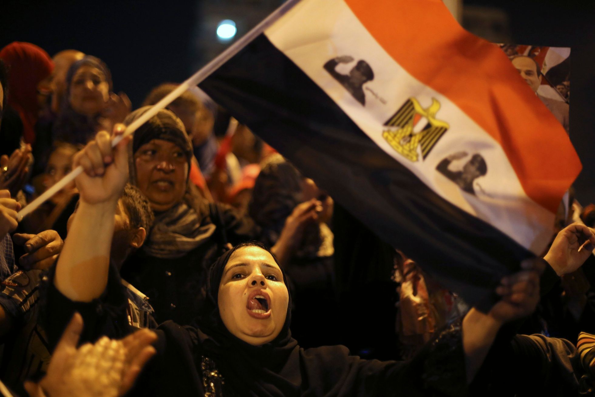 Noční oslavy na náměstí Tahrír v Káhiře.