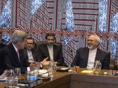 Ministr zahraničí USA John Kerry (vlevo) a jeho íránský protějšek Mohammad Džavád Zaríf během jednání v New Yorku