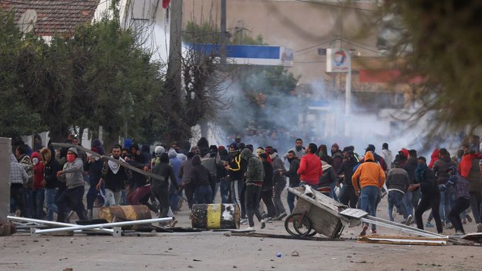 Tuniská policie zasahuje proti demonstrantům v Tiburbě.