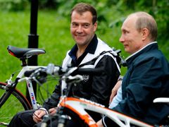 Také ruský premiér Medveděv soudí, že Janukovyč už "nemá žádnou autoritu".