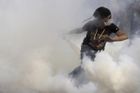 Nové bitky v Káhiře, policie nasadila slzný plyn