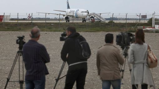 Novináři před uneseným strojem v Larnace.
