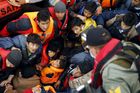 NATO řeší migrační krizi. Zvažuje vyslání lodí k tureckým břehům