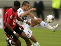 Milan Baroš v posledním zápase proti Mbiovi z Rennes