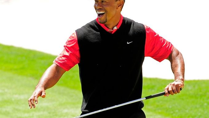 Tiger Woods už se zase směje. Po dvou a půl letech vystoupil znovu na golfový trůn.