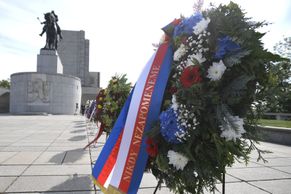 Obrazem: Politici na Vítkově ocenili odvahu vojáků, Zeman položil věnec a odjel