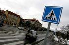 Při nehodě autobusu a auta v Praze byli těžce zraněni dva lidé, jeden z nich byl zřejmě chodec