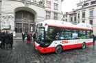 Před pražským magistrátem zaparkoval autobus.
