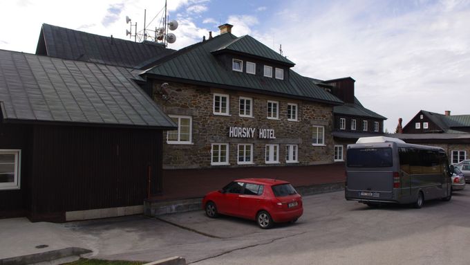Horský hotel v Janských Lázních, který před sedmi lety koupila Praha 10, aby měla kam posílat své žáky na školu v přírodě.