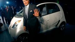 Ratan Tata pózuje před nejlevnějším světovým vozem Tata Nano.