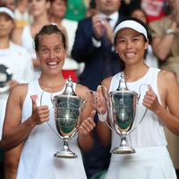 Strýcová, Šu-wej Sie Barbora Strýcová a Sie Šu-wej s trofejemi pro vítězky ženské čtyřhry na Wimbledonu 2019