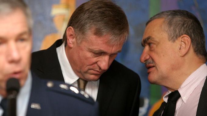 "... and then remind him of his total incompetence, but tactuflly, for God's sake!" The PM Mirek Topolánek (left) with the Minister of Foreign Affairs Karel Schwarzenberg