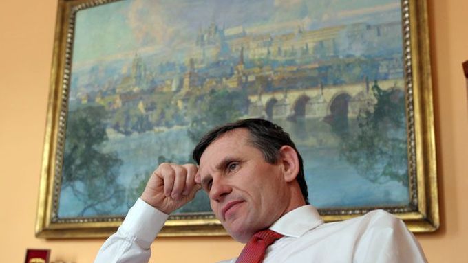 3. dubna 2007: Vicepremiér a ministr pro místní rozvoj Jiří Čunek ve své kanceláři.