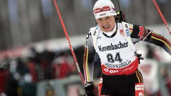 Simone Denkingerová během závodu ve finském Kontiolahti