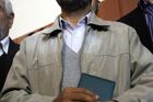 Ahmadínežád před soud, žádá Netanjahu