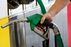 Růst cen benzinu i nafty se po čtyřech týdnech zastavil