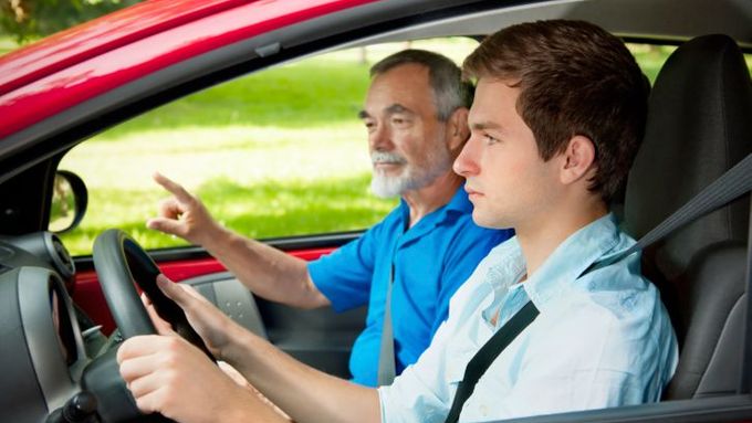 Jednou z nejvíce rizikových skupin ve statistikách nehodovosti jsou mladí řidiči s nedostatečnými zkušenostmi.