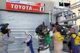 Média natáčejí garáž Toyoty po nehodě Anhonyho Davidsona, který před nimi prochází. Stalo se to během závodu 24 hodin Le Mans.