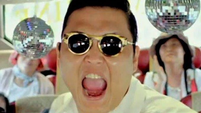 Video rappera Psy má přes 989 milionů zhlédnutí.