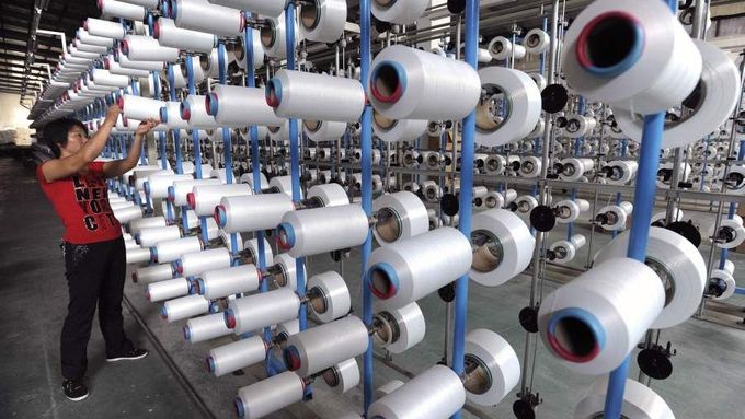 Výroba oblečení sice přežívá, ale nejlépe se daří textilnímu průmyslu, který vyrábí řadu speciálních textilií.