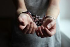 Švédka doma roky věznila tři dcery, dospěly v izolaci