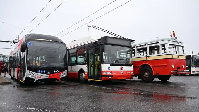 Zleva nový trolejbus SOR TNS 12 (kloubová verze bude jezdit na nové trati), výcvikový Škoda 24Tr Irisbus a muzejní Praga TOT.