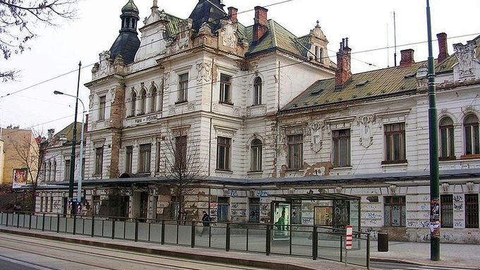 Historická budova bývalého pražského nádraží Vyšehrad