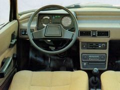 Takto si Sověti představovali počátkem 80. let kabinu luxusněji pojatého vozu.
