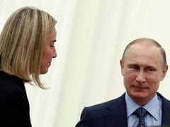 Federica Mogheriniová s Vladimirem Putinem.