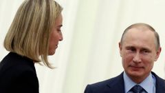 Federica Mogheriniová s Vladimirem Putinem v Kremlu.