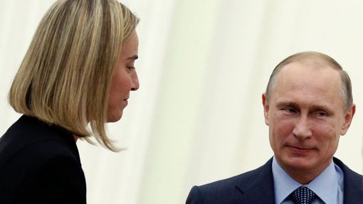 Federica Mogheriniová s Vladimirem Putinem v Kremlu.