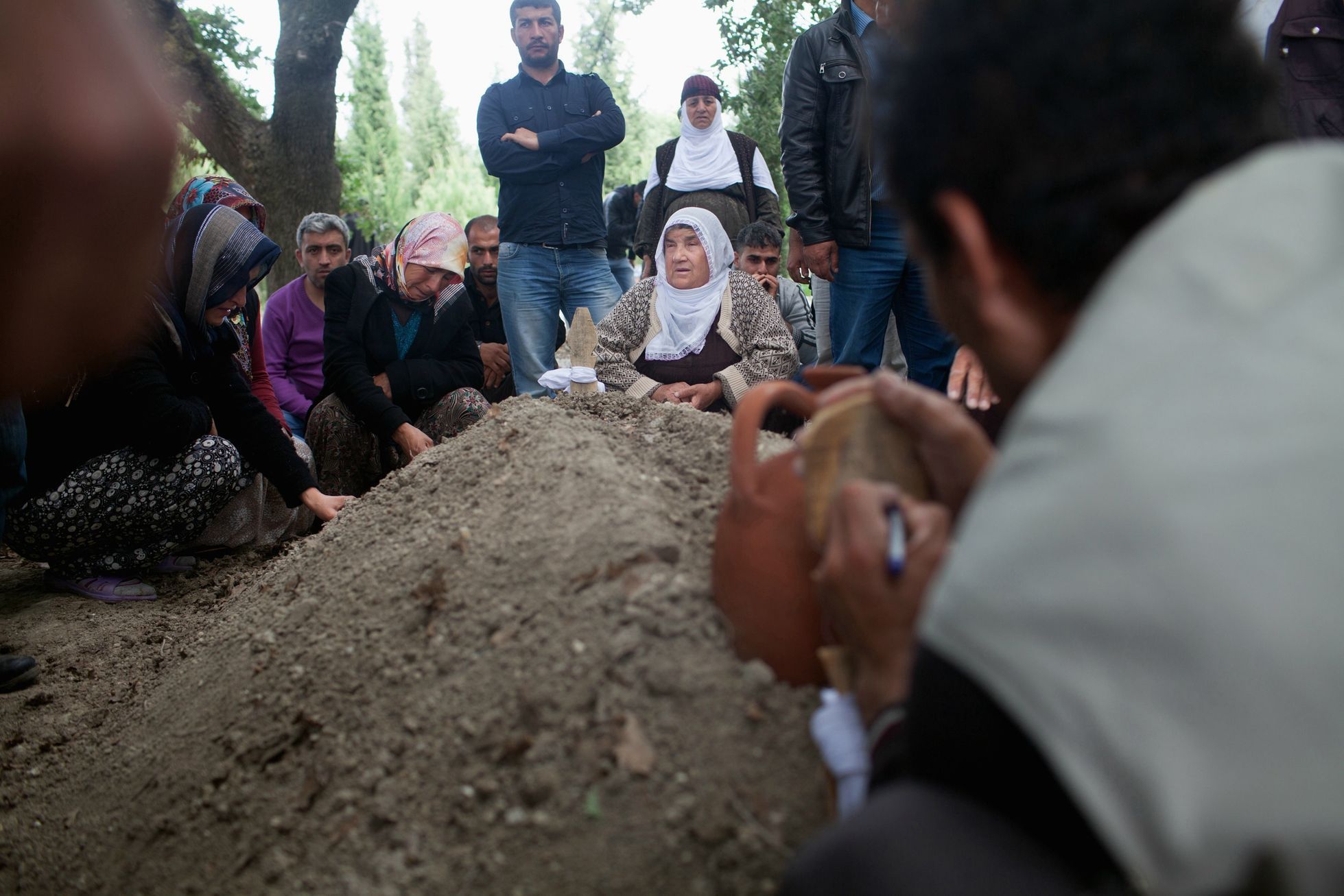 Lidé se na hřbitově v Somě loučí s jednou z obětí úterního neštěstí na šachtě.