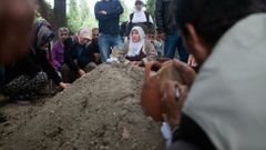 Lidé se na hřbitově v Somě loučí s jednou z obětí úterního neštěstí na šachtě.