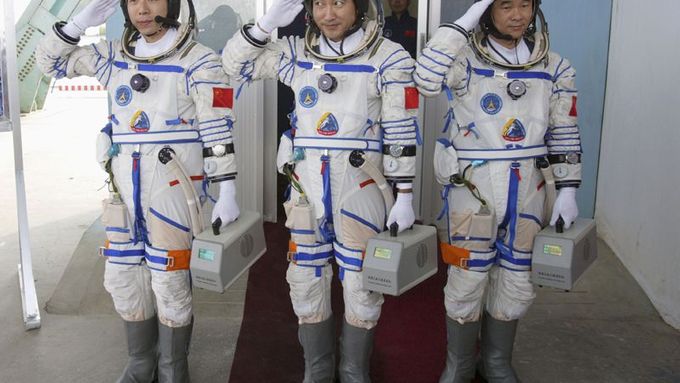 Dva ze tří členů posádky si navléknou oblek pro chůzi do prostoru. Jeden z nich - Čaj Č'-kang (uprostřed) - opustí loď a ocitne se tak ve volném vesmíru.