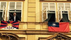 Miroslav Kalousek s vlajkami Tibetu a Tchajwanu