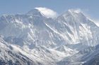 Everest pokoří podvacáté, vezme s sebou popel Hillaryho