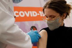 Němci už zkouší očkovat ve firmách. České podniky mají zájem taky, vakcíny ale nejsou