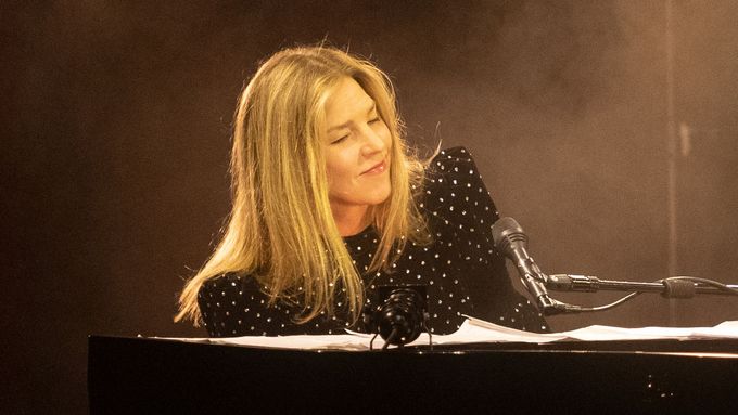 Jazzová zpěvačka a klavíristka Diana Krall během svého koncertu v pražském Kongresovém centru.